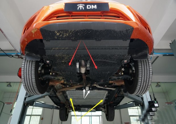 新能源汽車的動(dòng)力電池組水冷散熱系統(tǒng)及底盤(pán)圖解